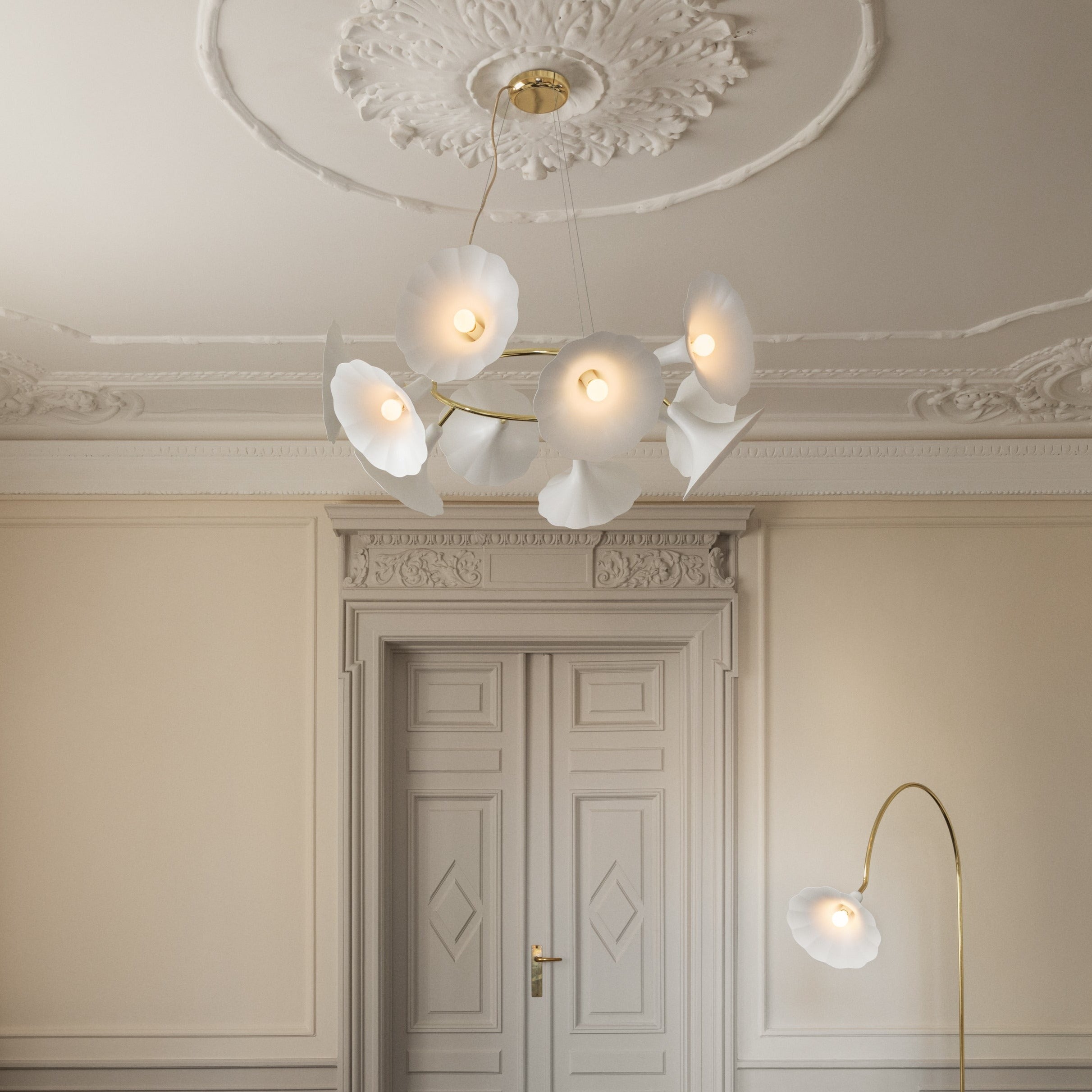 Petalli 10, White/Polished Brass