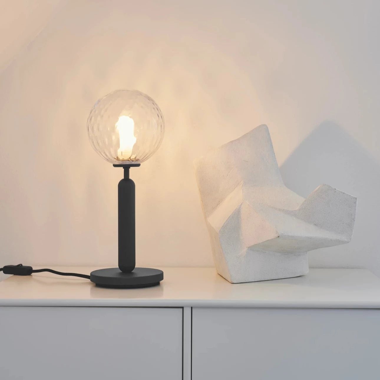 Miira table, Optic