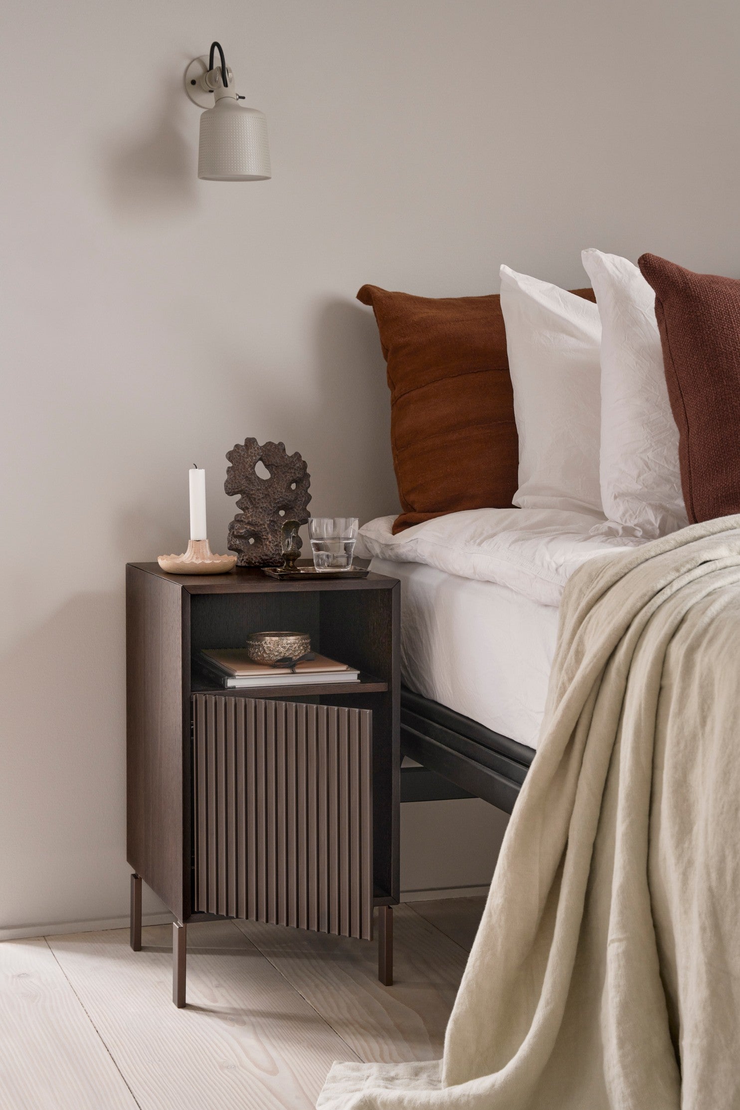 VIPP672 Bedside Table