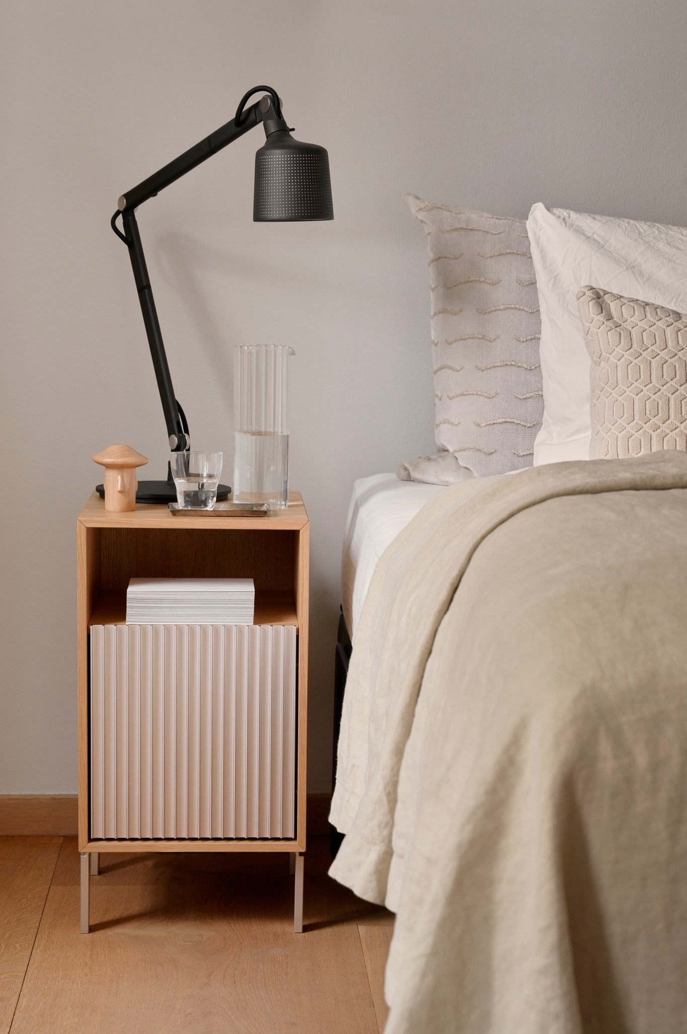 VIPP672 Bedside Table