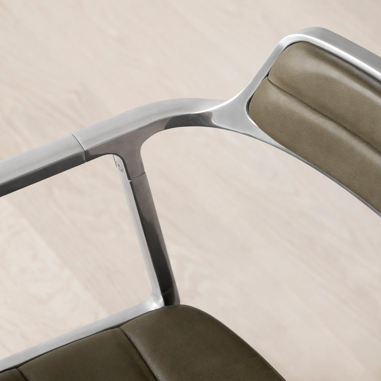 VIPP452 Swivel chair w/ castors, Black Aluminium